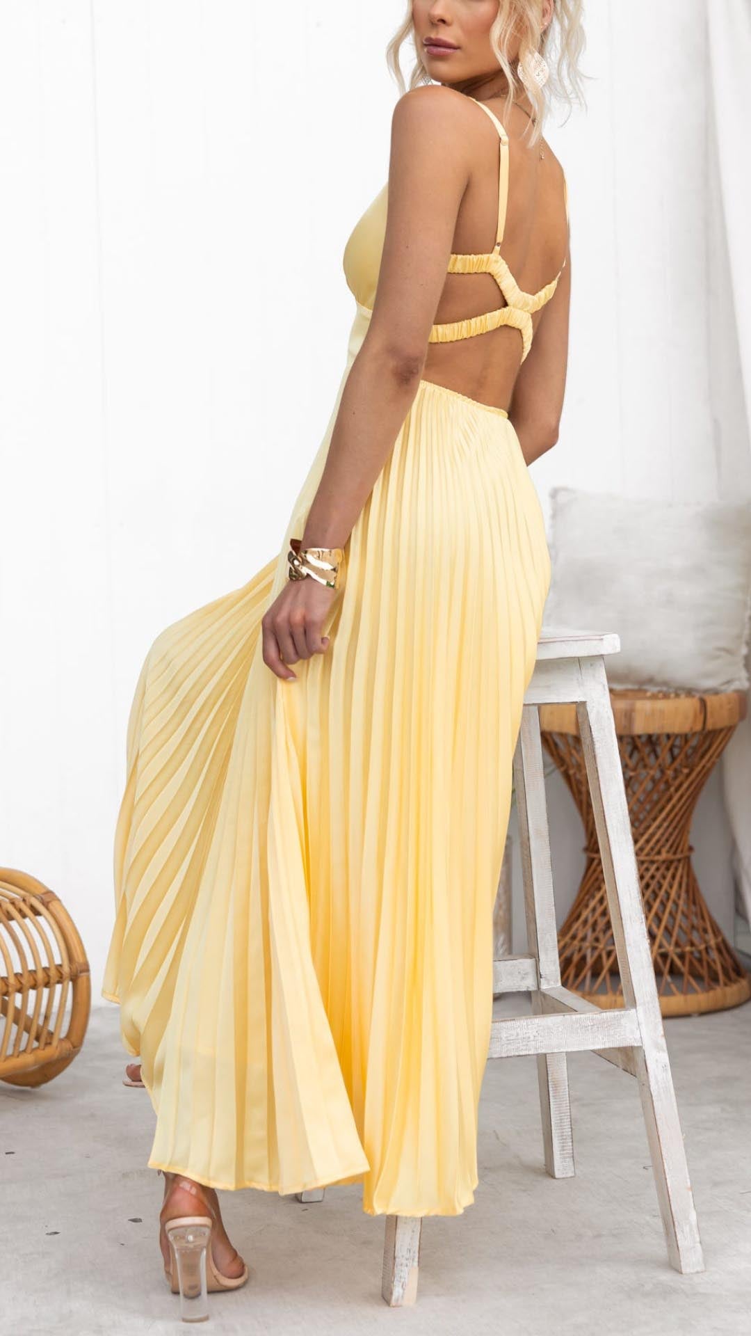 Aby - Robe maxi plissée jaune à décolleté en V