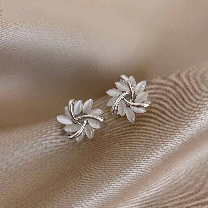 Boucles d'oreilles en cercle avec des pétales d'opale en or